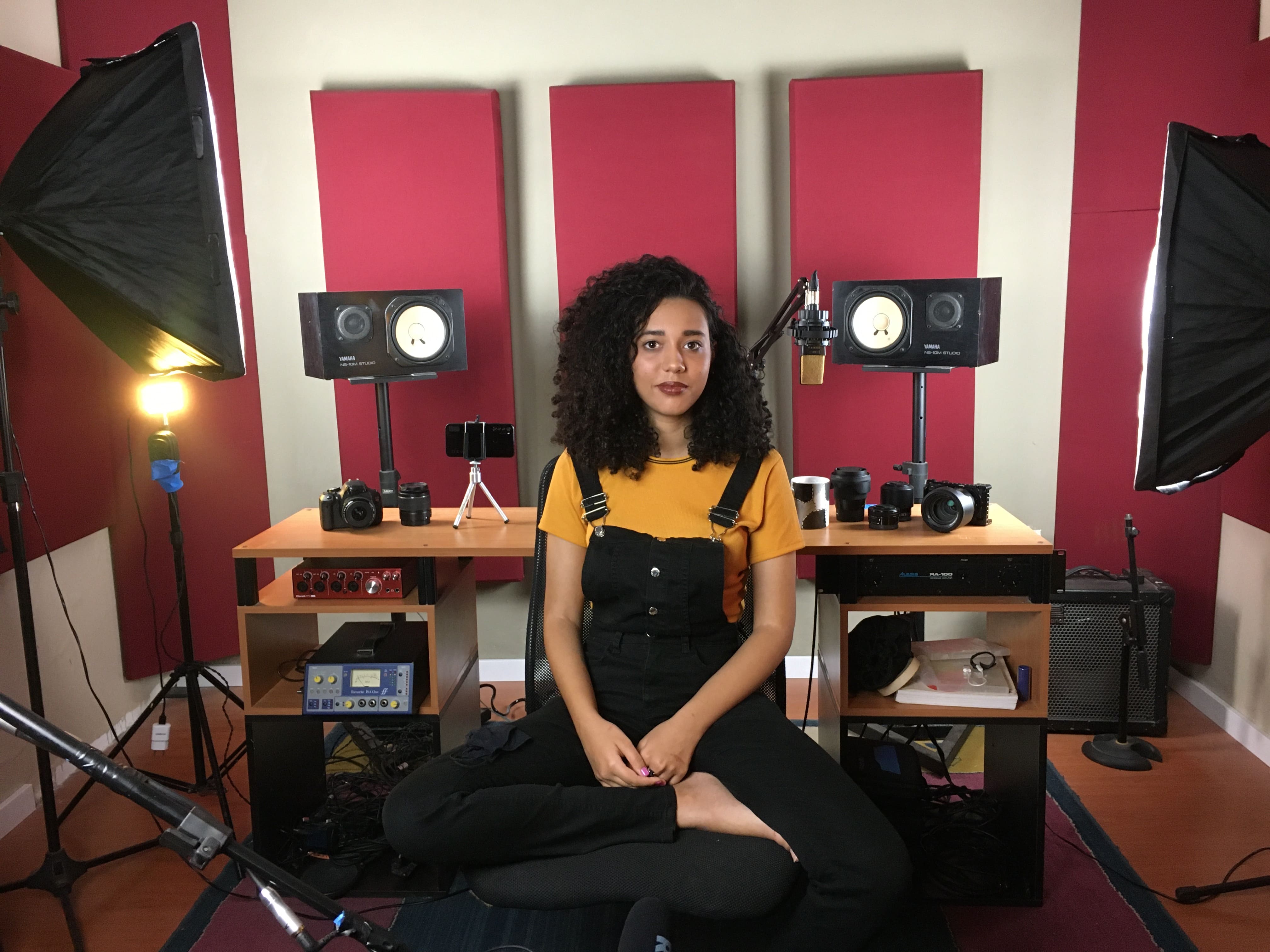 Entre câmeras e refletores, sua voz ganha forma e conduz histórias.